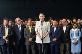 Bà Paetongtarn Shinawatra (giữa) phát biểu họp báo tại thủ đô Bangkok, Thái Lan, ngày 16/8. (Ảnh: THX/TTXVN)