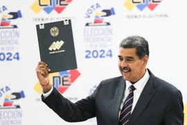 Tổng thống Venezuela Nicolas Maduro mừng chiến thắng sau khi kết quả bầu cử Tổng thống được Hội đồng Bầu cử quốc gia công bố. (Ảnh: AA/TTXVN)