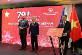 Đại sứ Dương Hoài Nam phát biểu khai mạc Lễ kỷ niệm. (Ảnh: Việt Dũng/TTXVN)