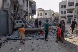 Các tòa nhà bị phá hủy sau cuộc oanh kích của Israel xuống trại tị nạn Al-Maghazi ở Dải Gaza. (Ảnh: THX/TTXVN)