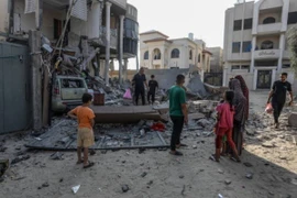 Các tòa nhà bị phá hủy sau cuộc oanh kích của Israel xuống trại tị nạn Al-Maghazi ở Dải Gaza. (Ảnh: THX/TTXVN)