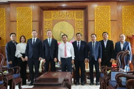 Lãnh đạo Tỉnh ủy Long An và các sở, ngành chụp ảnh lưu niệm cùng Đoàn Tổng Lãnh sự Cộng hòa Belarus tại Thành phố Hồ Chí Minh. (Ảnh: Thanh Bình/TTXVN)