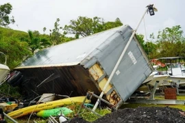 Cảnh ngổn ngang sau khi bão Ernesto quét qua Fajardo, Puerto Rico. (Ảnh: Getty Images/TTXVN)