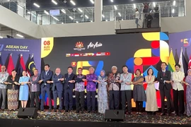 Các đại biểu tham dự bắt tay thể hiện tình đoàn kết. (Ảnh: Thành Trung/TTXVN)