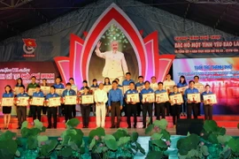 Trao Bằng khen cho các tập thể và cá nhân xuất sắc thực hiện "Học tập và làm theo tấm gương đạo đức Hồ Chí Minh" giai đoạn 2011-2015. (Ảnh: An Hiếu/TTXVN)