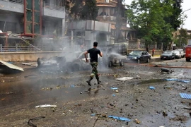 Hiện trường một vụ tấn công bằng rocket nhằm vào khu dân cư ở Aleppo. (Nguồn: EPA/TTXVN)