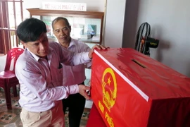 Lãnh đạo xã Hải Lý (Hải Hậu, Nam Định) kiểm tra công tác chuẩn bị bầu cử tại khu vực bầu cử số 3 thuộc địa bàn xóm 9. (Ảnh: Văn Đạt/TTXVN)