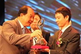 Đại diện Doanh nghiệp (phải) nhận Giải Bạc Chất lượng Quốc gia 2014. (Ảnh: Anh Tuấn/TTXVN)