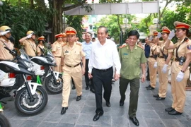 Phó Thủ tướng Trương Hòa Bình thăm và làm việc với Phòng Cảnh sát giao thông đường bộ- đường sắt, Công an thành phố Hà Nội. (Ảnh: Doãn Tấn/TTXVN)