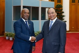 Thủ tướng Nguyễn Xuân Phúc tiếp Bộ trưởng Bộ Giao thông và Truyền thông Mozambique Carlos Alberto Fortes Mesquita. (Ảnh: Thống Nhất /TTXVN)