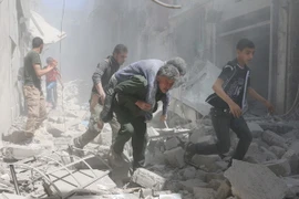 Một nạn nhân bị thương trong cuộc không kích tại khu vực Al-Qatarji ở Aleppo ngày 29/4. (Nguồn: AFP/TTXVN)