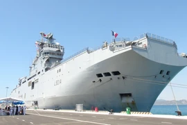 Tàu Tonnerre của Hải quân Pháp cập Cảng quốc tế Cam Ranh. (Ảnh: Nguyên Lý/TTXVN)