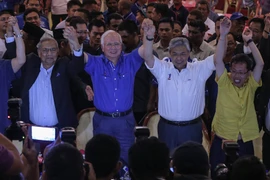 Thủ tướng Malaysia đồng thời là Chủ tịch BN Najib Razak (thứ 2 trái) và các thành viên mừng chiến thắng tại Sarawak. (Nguồn: EPA/TTXVN)