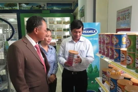 Khách hàng tham quan và mua sắm sản phẩm của Vinamilk. (Ảnh: Nguyễn Văn Nhật/TTXVN)