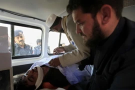 Cấp cứu một nạn nhân vụ đánh bom kép. (Nguồn: EPA/TTXVN)