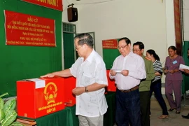 Cử tri tỉnh Bình Thuận bỏ phiếu bầu cử tại điểm bầu cử phường Phú Thủy, thành phố Phan Thiết, tỉnh Bình Thuận. (Ảnh: Nguyễn Thanh/TTXVN)