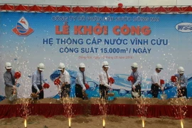 Nghi thức khởi công dự án xây dựng hệ thống cấp nước Vĩnh Cửu. (Ảnh: Sỹ Tuyên/TTXVN)