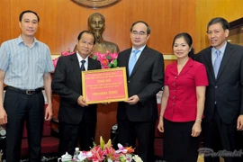 Đại diện Đại sứ quán Lào trao tiền ủng hộ nhân dân bị thiên tai