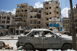 Cảnh đổ nát sau các cuộc giao tranh giữa quân đội Chính phủ và lực lượng nổi dậy tại thành phố Aleppo. (Nguồn: AFP/TTXVN)