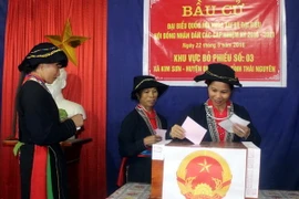Cử tri xã Kim Sơn, huyện Định Hóa, tỉnh Thái Nguyên bỏ phiếu bầu cử. (Ảnh: Thu Hằng/TTXVN)