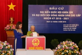 Cụ Bùi Thị Sáo, sinh năm 1930, cử tri cao tuổi nhất Khu vực bỏ phiếu số 3, phường Nguyễn Du, quận Hai Bà Trưng, thành phố Hà Nội bỏ phiếu. (Ảnh: Trí Dũng/TTXVN)