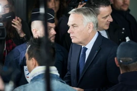 Ngoại trưởng Pháp Jean-Marc Ayrault rời khách sạn Mercure cạnh sân bay Charles de Gaule, nơi ông gặp gỡ thân nhân các hành khách trên máy bay MS804. (Nguồn: EPA/TTXVN)