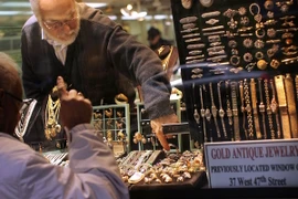 Tại cửa hàng bán đồ kim hoàn ở New York (Mỹ). (Nguồn: AFP/TTXVN)