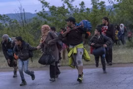  Người tị nạn Syria tìm cách vượt biên trái phép qua khu vực biên giới Hy Lạp-Macedonia. (Nguồn: AFP/TTXVN)