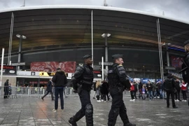Cảnh sát Pháp tăng cường an ninh tại sân vận động Stade de France. (Nguồn: AFP/TTXVN)