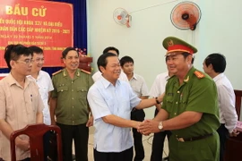 Phó Chủ tịch Quốc hội Đỗ Bá Tỵ trao đổi với đại diện tỉnh Ninh Thuận về công tác an ninh trật tự, phục vụ bầu cử. (Ảnh: Đức Ánh/TTXVN)