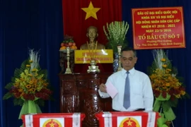 Cử tri bỏ phiếu ở khu vực bỏ phiếu số 7, Tổ bầu cử số 7 phường Phú Cường, thành phố Thủ Dầu Một, tỉnh Bình Dương. (Ảnh: Quách Lắm/TTXVN)