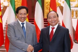 Thủ tướng Nguyễn Xuân Phúc và Thủ tướng Kuwait Sheikh Jaber Mubarak Al-Hamad Al-Sabad tại lễ đón. (Ảnh: Thống Nhất/TTXVN)