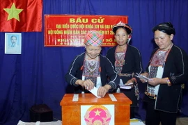 Các cử tri bỏ phiếu tại Tổ bầu cử số 8, xã Tân Đồng, huyện Trấn Yên, tỉnh Yên Bái. (Ảnh: Thế Duyệt/TTXVN)