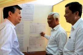 Phó Chủ tịch Quốc hội Uông Chu Lưu kiểm tra công tác chuẩn bị bầu cử tại phường An Hội, quận Ninh Kiều, thành phố Cần Thơ. (Ảnh: Thanh Sang/TTXVN)