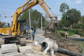 Thi công đường ống đoạn qua huyện Gò Công Tây. (Ảnh: Minh Trí/TTXVN)