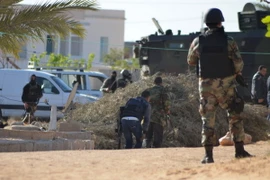 Cảnh sát đặc nhiệm Tunisia trong chiến dịch truy quét khủng bố tại thị trấn Ben Guerdane, gần biên giới Libya. (Nguồn: AFP/TTXVN)