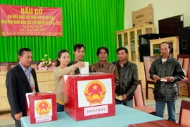 Cử tri dân tộc thiểu số K’Ho bỏ phiếu bầu cử tại khu vực bỏ phiếu số 6, thị trấn Lạc Dương, huyện Lạc Dương (tỉnh Lâm Đồng). (Ảnh: Đặng Tuấn/TTXVN)