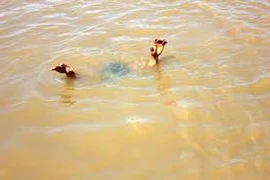 Long An: Rủ nhau đi bơi, hai anh em sinh đôi chết đuối thương tâm