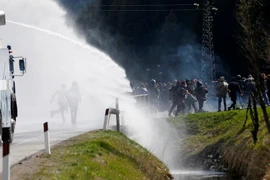 Lực lượng an ninh phải sử dụng vòi rồng để giải tán người biều tình. (Nguồn: Reuters)