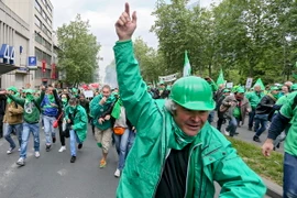 Người dân Bỉ biểu tình phản đối chính sách mới về lao động. (Nguồn: EPA/TTXVN)