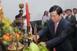 Bí thư Thành ủy Thành phố Hồ Chí Minh Đinh La Thăng, dâng hương tưởng nhớ Bác tại Bến Nhà Rồng. (Ảnh: An Hiếu/TTXVN)