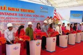 Các đại biểu bấm nút khai trương tuyến container tại Cảng Vũng Áng. (Ảnh: Phan Quân/TTXVN)