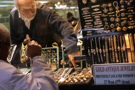 Tại cửa hàng bán đồ kim hoàn ở New York (Mỹ). (Nguồn: AFP/TTXVN)