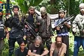 Nhóm Abu Sayyaf cầm giữ các con tin. (Nguồn: National Post/TTXVN)