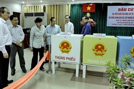 Ông Nguyễn Thiện Nhân cùng đoàn kiểm tra công tác chuẩn bị bầu cử tại Đơn vị bầu cử số 1, khu vực bỏ phiếu số 43, Thành phố Hồ Chí Minh. (Ảnh: Thế Anh/TTXVN)