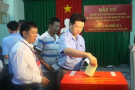 Cử tri bỏ phiếu tại khu vực bỏ phiếu số 5, phường Hòa Thuận, thành phố Cao Lãnh. (Ảnh: Huỳnh Phúc Hậu/TTXVN)