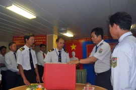 Làm thủ tục kiểm tra thùng phiếu, niêm phong thùng phiếu tại điểm bỏ phiếu sân bay thành phố Vũng Tàu, khu vực bỏ phiếu số 14. (Ảnh: Đoàn Mạnh Dương/TTXVN)