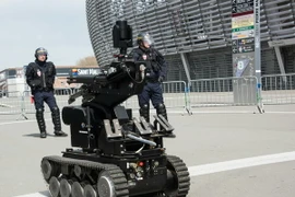 Robot rà phá bom tham gia diễn tập chống khủng bố tại sân vận động Pierre Mauroy ở Lille, miền Bắc Pháp, nhằm bảo đảm an ninh cho EURO 2016. (Nguồn: AFP/TTXVN)