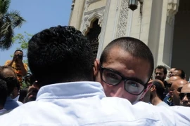 Thân nhân các hành khách trên chiếc máy bay mất tích. (Nguồn: EPA/TTXVN)