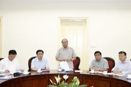 Thủ tướng Nguyễn Xuân Phúc chủ trì cuộc họp. )Ảnh: Thống Nhất/TTXVN)